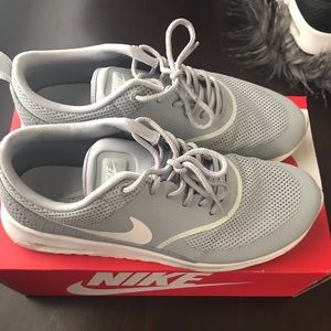 Gray Nike air max thea